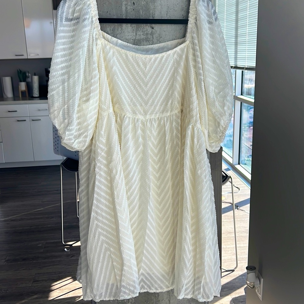 Amazon white puffy dress with chevron stripes never worn size XL